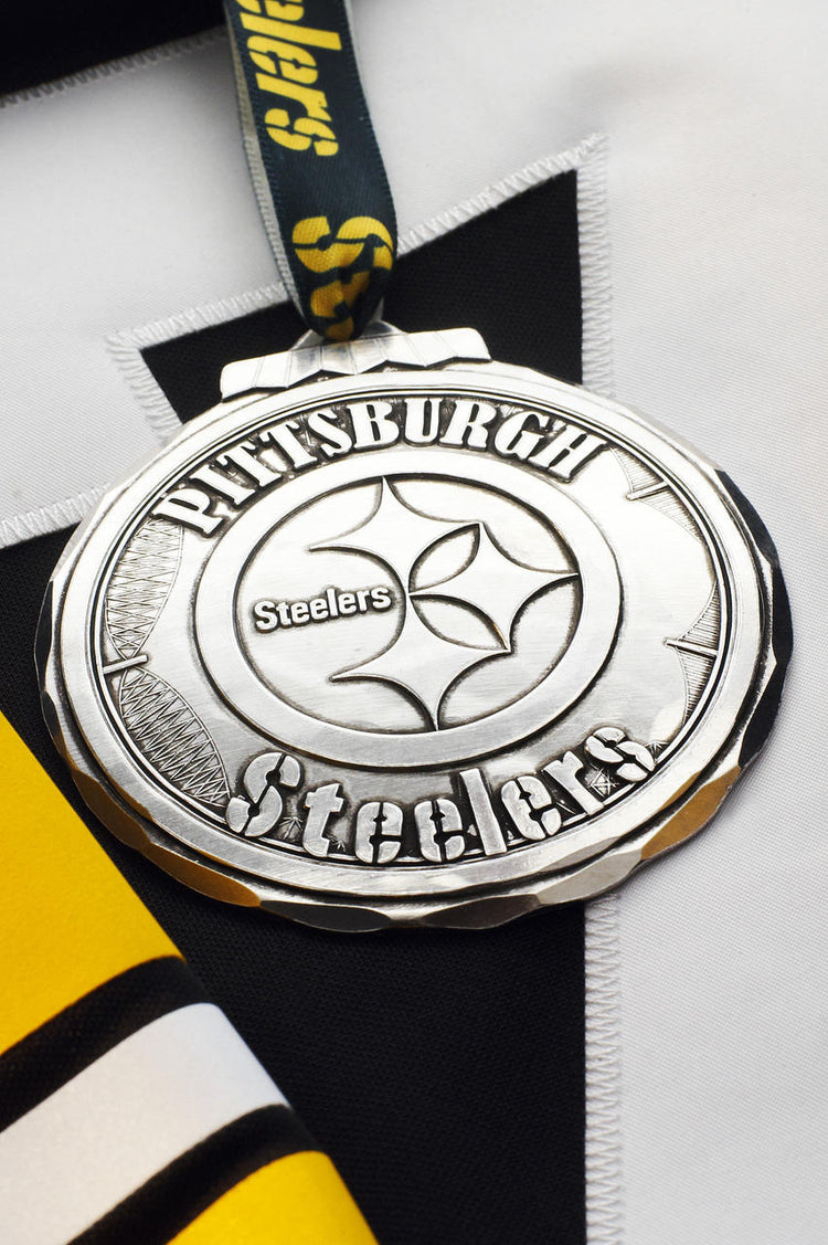 Ben Roethlisberger Foundation Classic Round Steelers Ornament (Aluminum)